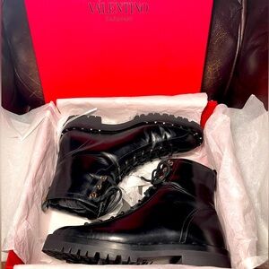 Valentino Rock studs military combat lace up ankle boots EU39 black Napa leather
